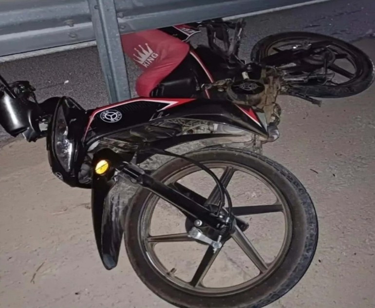 Gediz'de bariyere çarpan motosiklet