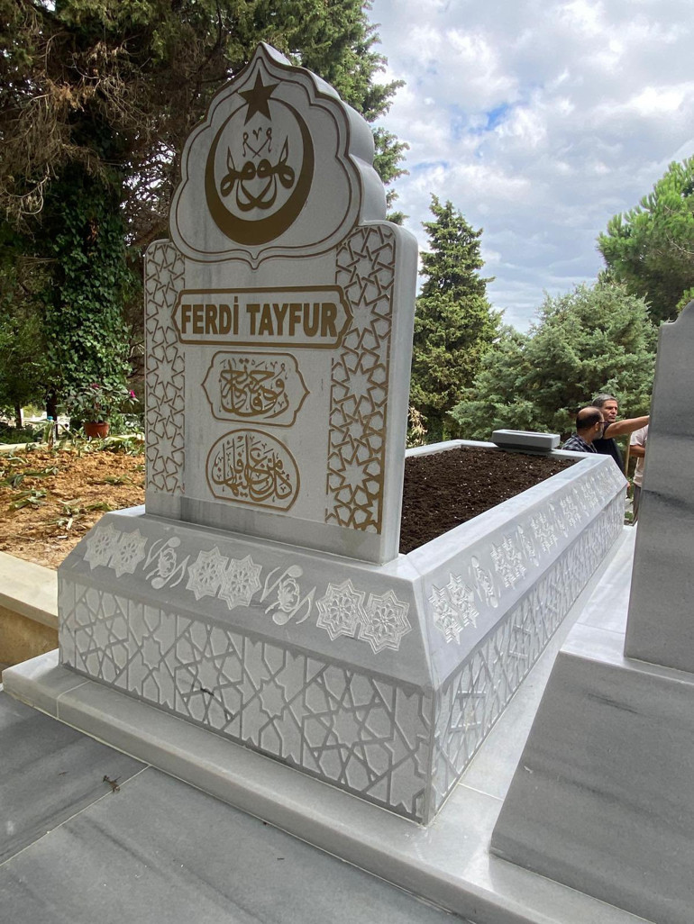 Ferdi Tayfur'un kabri ve anıt mezar