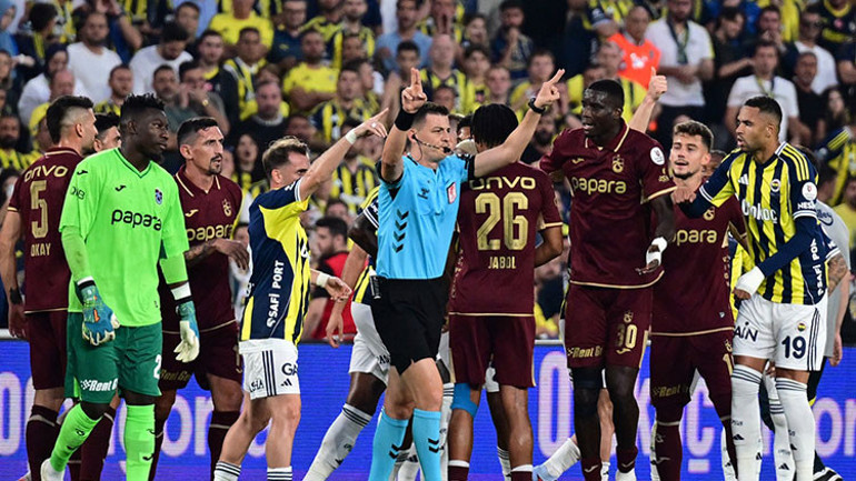 Fenerbahçe - Trabzonspor maçında 8 dakikada 2 VAR incelemesi: Kırmızı kart ve gol iptali...