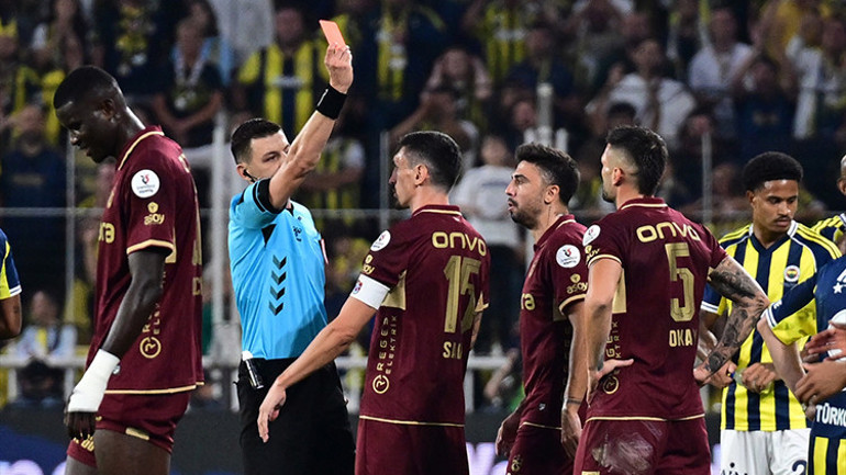 Fenerbahçe - Trabzonspor maçından bir pozisyon