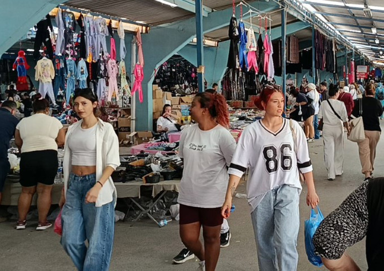 Pazar tezgahları ve müşteriler
