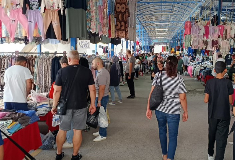 Ulus Pazarı'nda alışveriş yapan turistler
