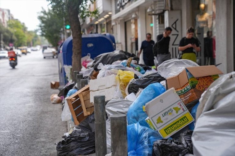 Buca'da biriken çöplerin görüntüsü