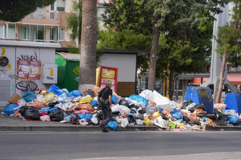 Buca sokaklarında çöp yığınları nedeniyle rahatsız olan yurttaşlar