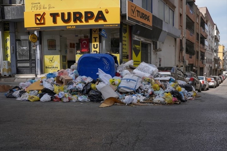 Belediye işçileri bir haftadır eylemde: Sokaklarda çöp yığınları oluştu, vatandaşlar tepkili