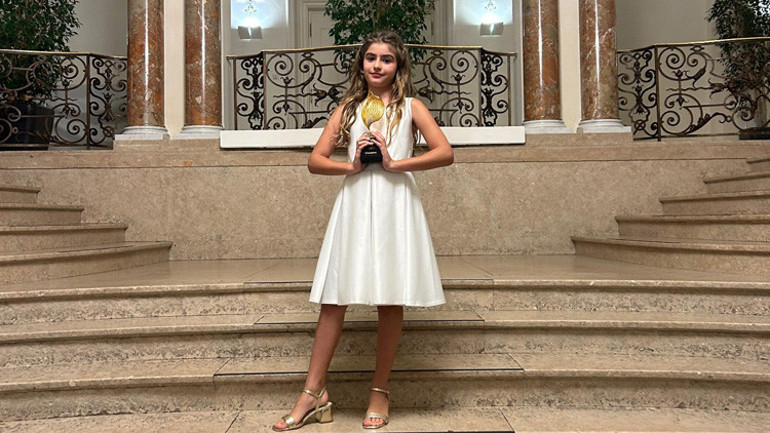 8 Yaşındaki Türk Piyanist Yaz Akay birinci oldu