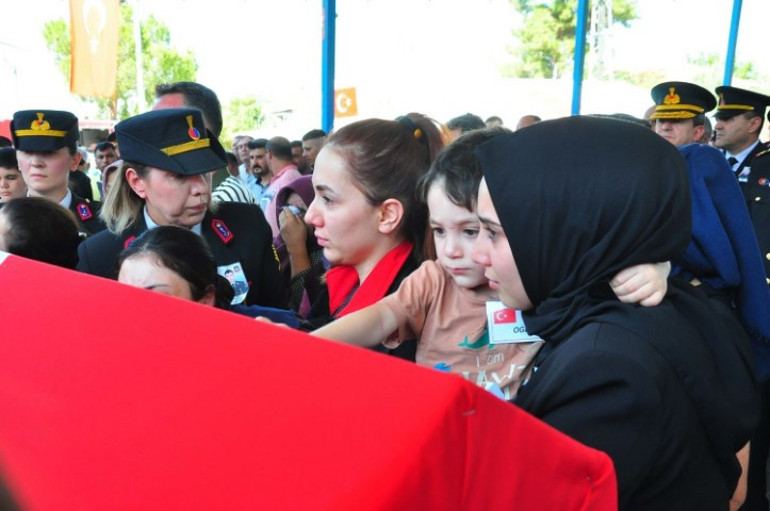 Şehit jandarma dün toprağa verilmişti, bugün bebeği dünyaya geldi | Bebeğe babasının ismi verildi