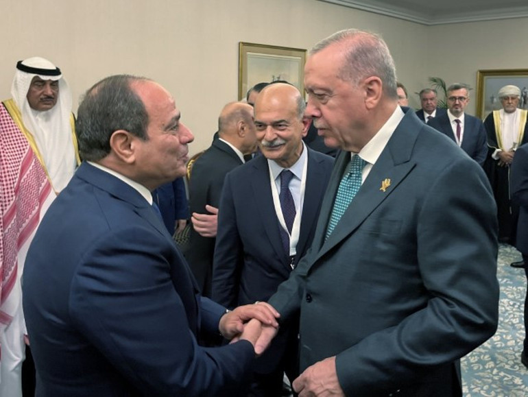 Zirvede yapılan ikili görüşmelerden bir kare
