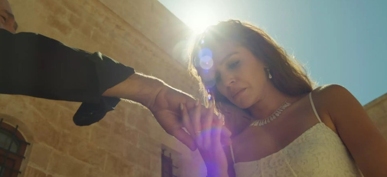 Uzak Şehir yeni sezona nefes kesen bir bölümle başladı... Alyayı durduran öpücük