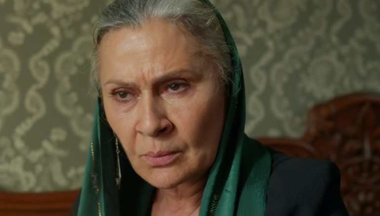 Uzak Şehir yeni sezona nefes kesen bir bölümle başladı... Alyayı durduran öpücük