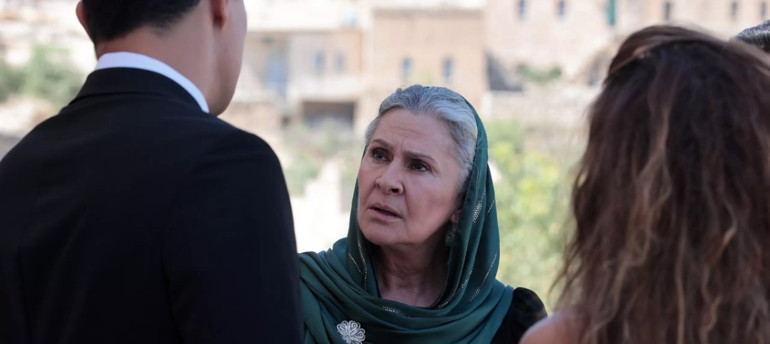 Uzak Şehir yeni sezona nefes kesen bir bölümle başladı... Alyayı durduran öpücük