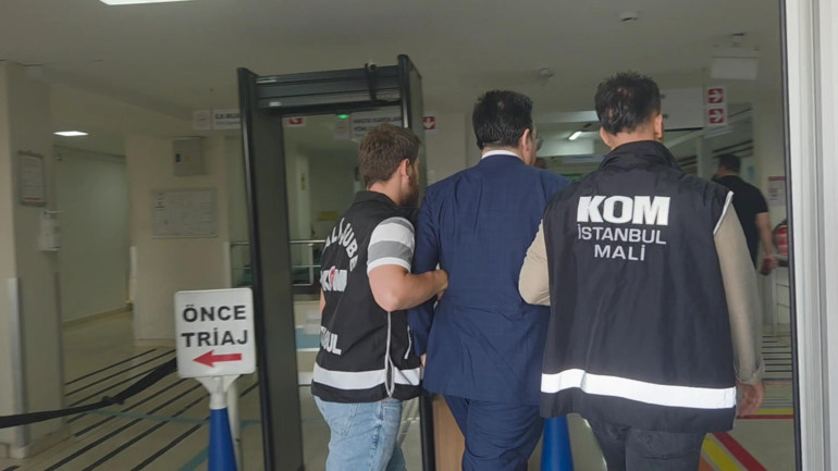 Gözaltına alınan kişilerin emniyete sevki sırasında görüntü