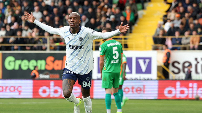 Fenerbahçe ile Alanyaspor arasında maç anı