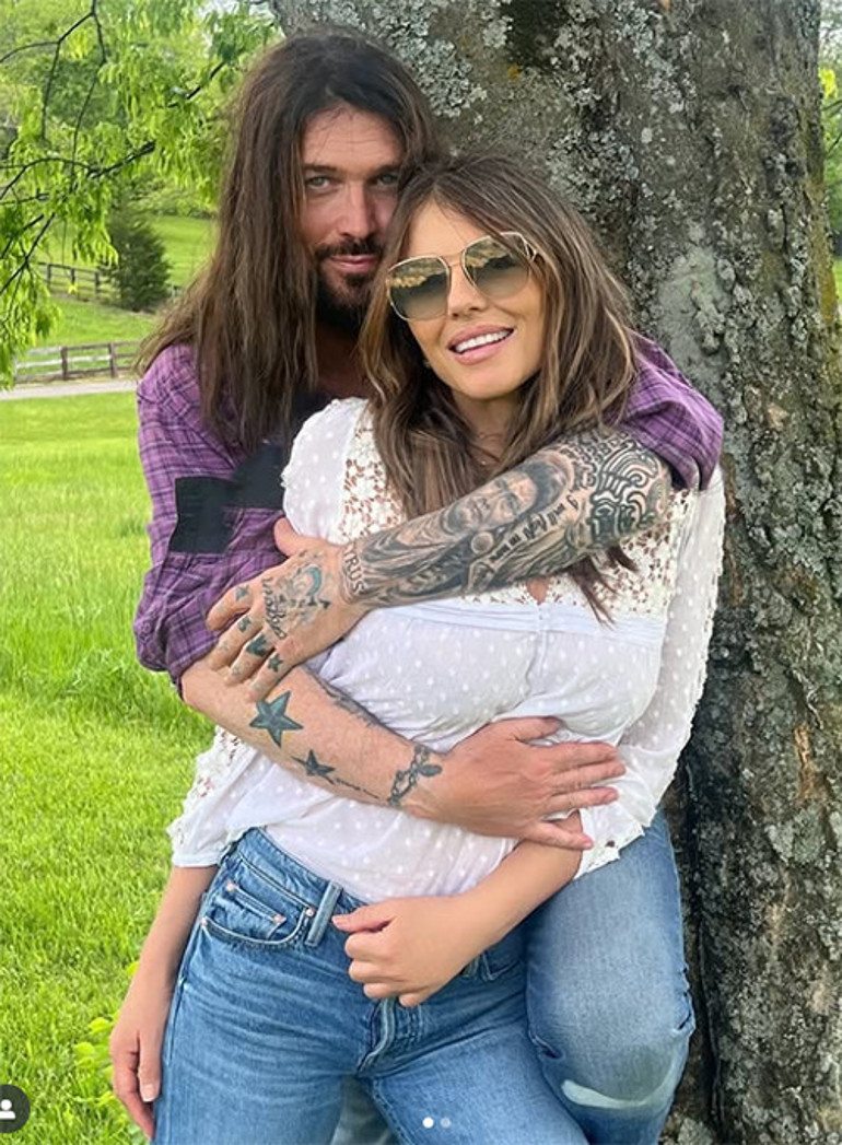 Yeni sevgilisini öğrenen şaşkınlıktan donup kalmıştı... 60ında evlenip yetişkin oğluna kardeş getirecek