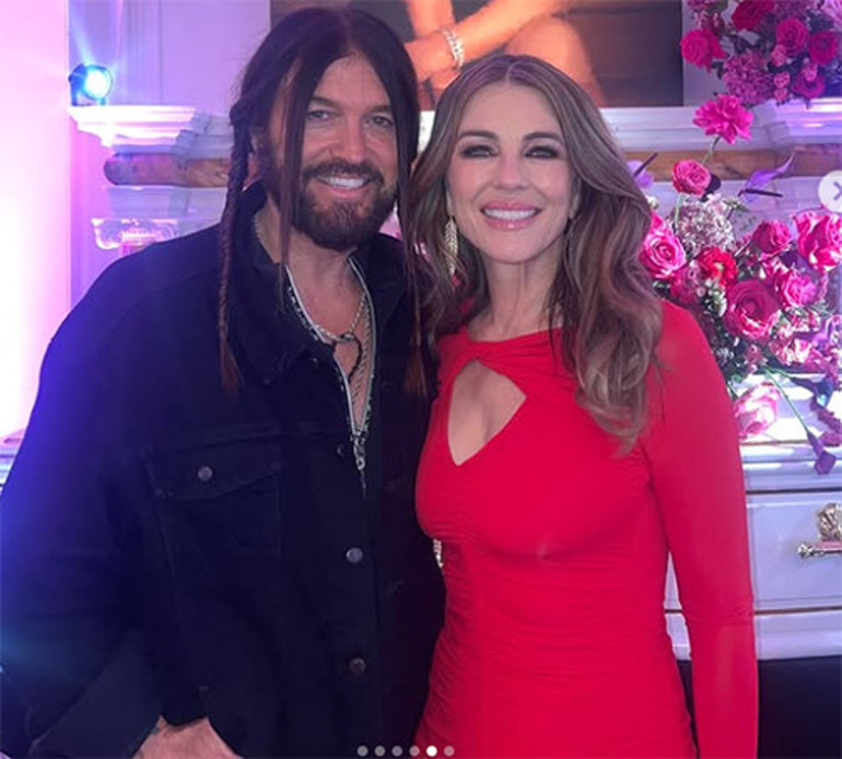 Yeni sevgilisini öğrenen şaşkınlıktan donup kalmıştı... 60ında evlenip yetişkin oğluna kardeş getirecek