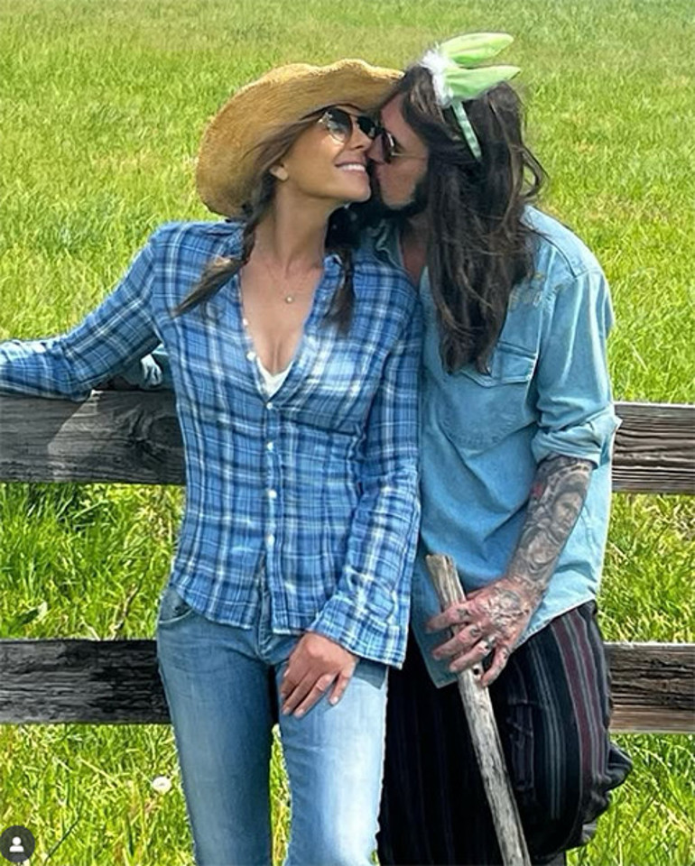 Yeni sevgilisini öğrenen şaşkınlıktan donup kalmıştı... 60ında evlenip yetişkin oğluna kardeş getirecek