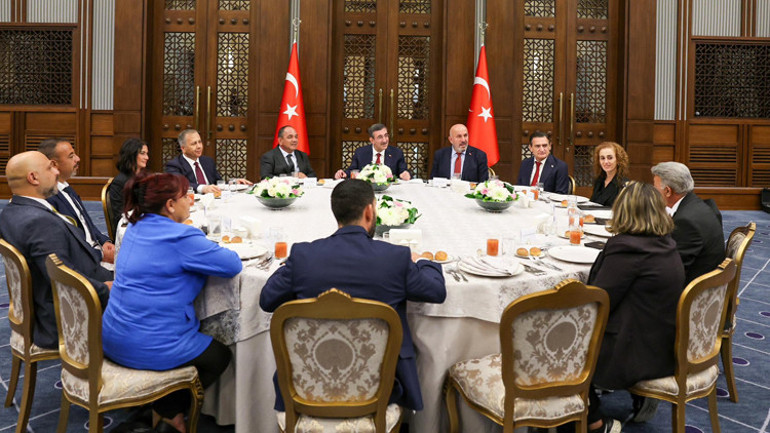 Cumhurbaşkanı Yardımcısı Cevdet Yılmaz KKTCden gelen muhtarları kabul etti