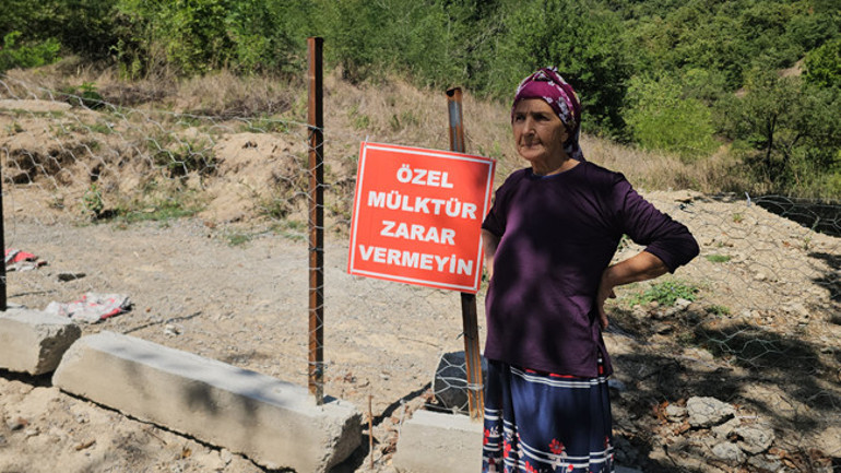 Kapalı yol ve ev önünde bloklar