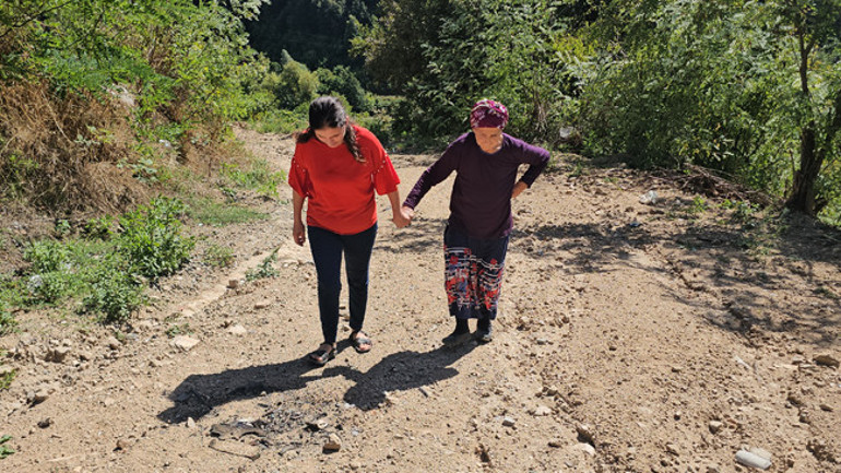 Yolu kapatan beton bloklar