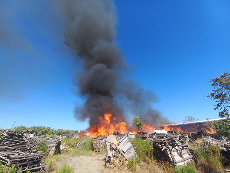 Manisada palet fabrikasında yangın kontrol altına alındı