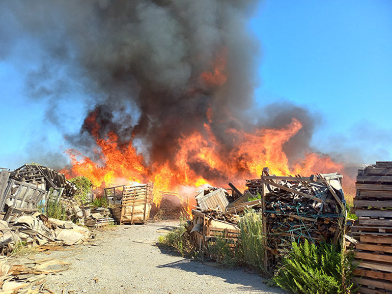 Manisada palet fabrikasında yangın kontrol altına alındı