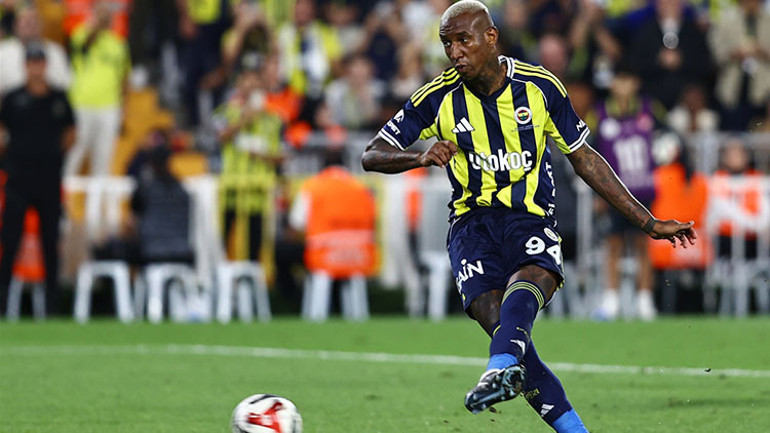 Talisca penaltı atışını kaçırdı, tribünden tepki geldi