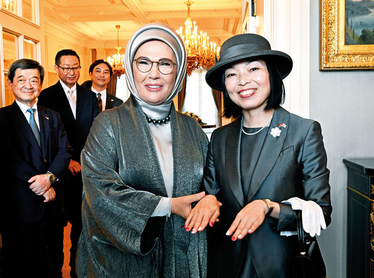 Japon prensesin ay-yıldızlı tırnağı