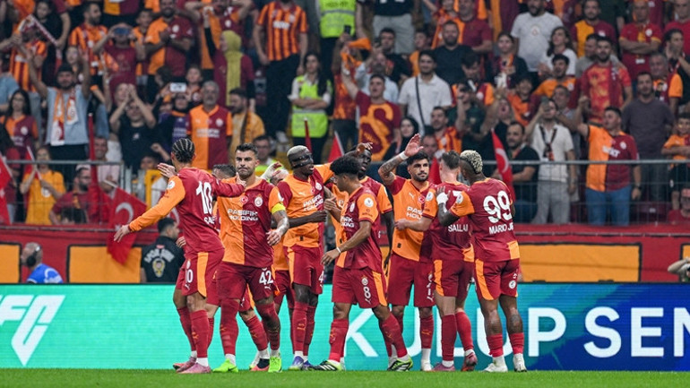 Galatasaray taraftarları ve takım
