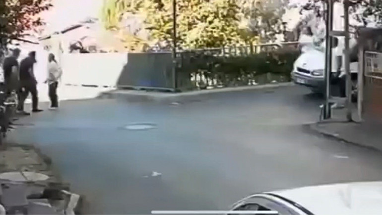 Trafikte tartıştıkları kişiyi dövmek için ev basıp annesine saldırdılar: Çocuğumun yanında bıçak çekip darbettiler