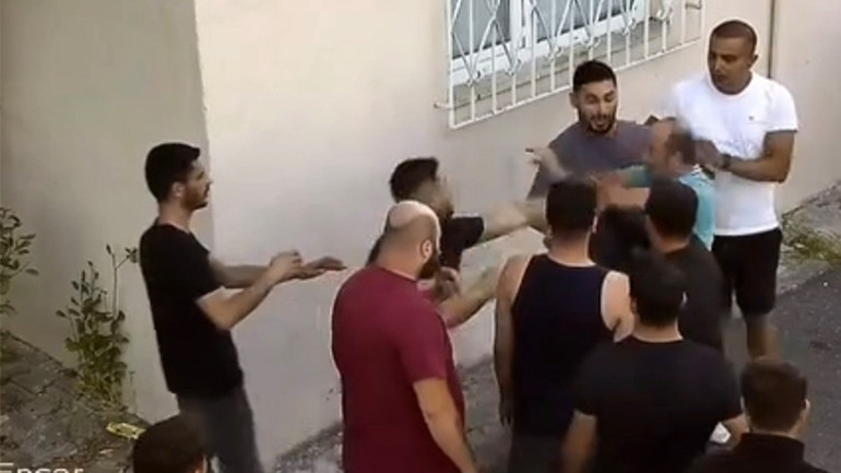 Trafikte tartıştıkları kişiyi dövmek için ev basıp annesine saldırdılar: Çocuğumun yanında bıçak çekip darbettiler