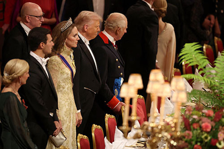 Kocasının eline makyaj mı yapılmış Ev sahibi boğazına kadar altına bulandı... Misafir omuzlarını açtı