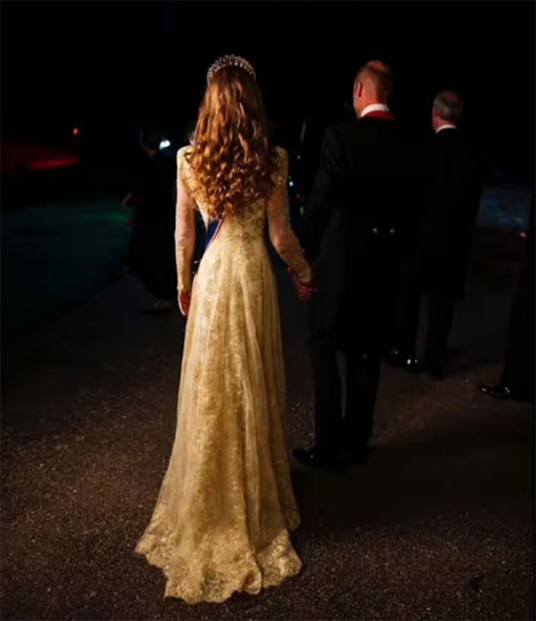 Kocasının eline makyaj mı yapılmış Ev sahibi boğazına kadar altına bulandı... Misafir omuzlarını açtı