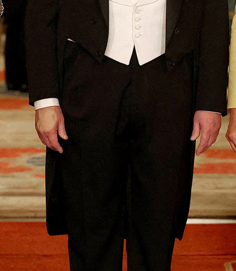 Kocasının eline makyaj mı yapılmış Ev sahibi boğazına kadar altına bulandı... Misafir omuzlarını açtı