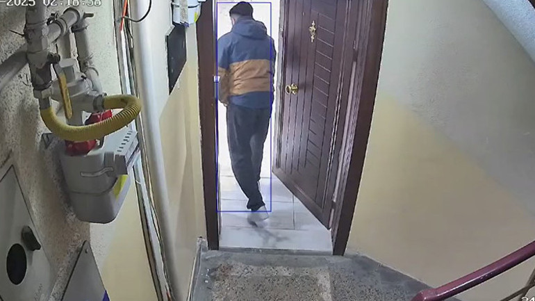 Kurye kapıdan içeri girerken güvenlik kamerası görüntüsü