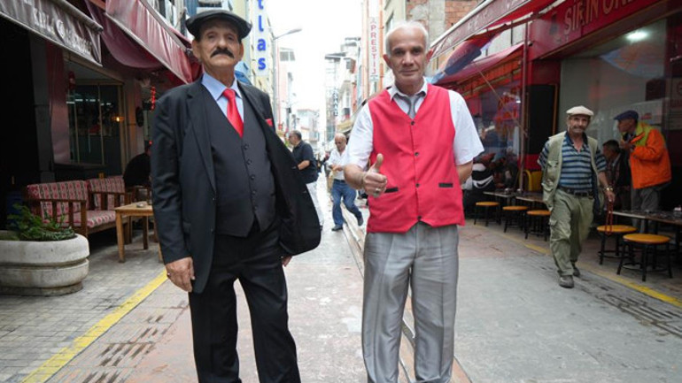 Yürüyen Çarşamba görenlerin ilgi odağı oluyor 50 yıldır bu şekilde geziyor: Kimseye bir özentim yok