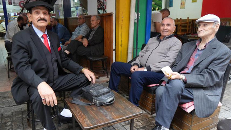 Yürüyen Çarşamba görenlerin ilgi odağı oluyor 50 yıldır bu şekilde geziyor: Kimseye bir özentim yok