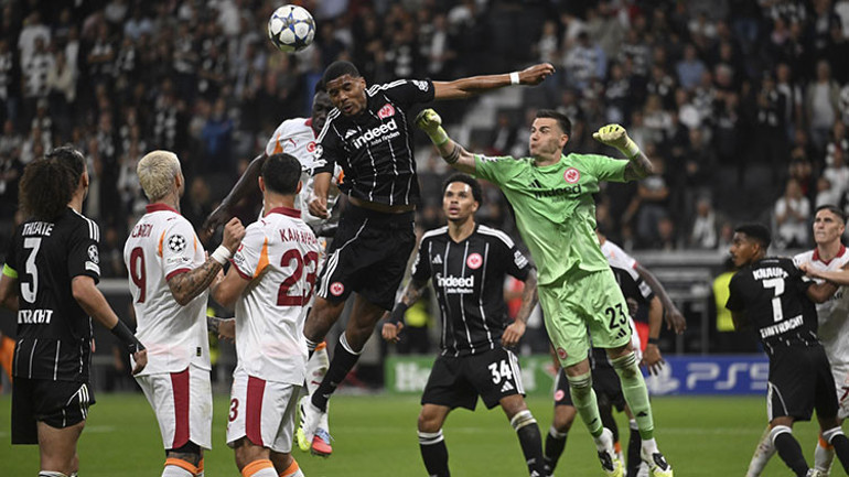 Eintracht Frankfurt-Galatasaray maçı sonrası usta yazarlar değerlendirdi: Düzeni bozdu, tek sorumlusu Okan Buruk