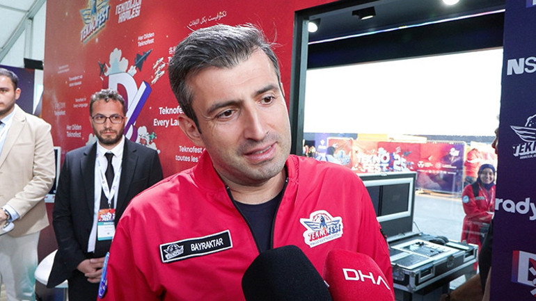 Selçuk Bayraktardan Demirören Medya standına ziyaret