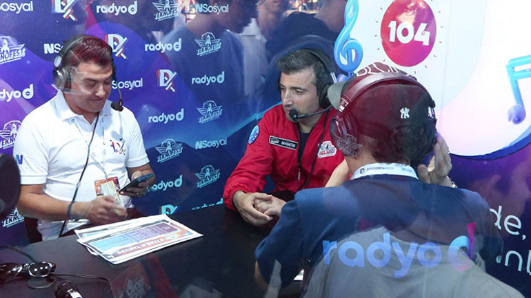 Selçuk Bayraktardan Demirören Medya standına ziyaret