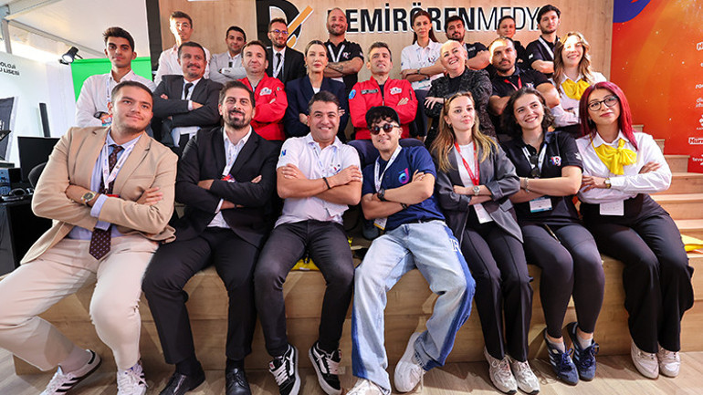 Selçuk Bayraktardan Demirören Medya standına ziyaret