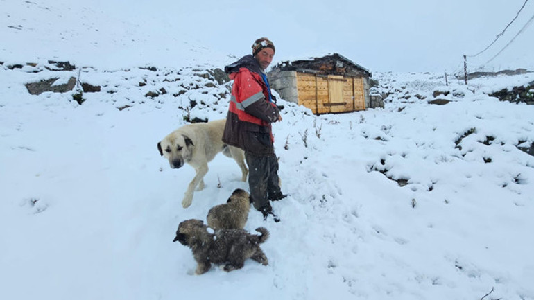 Beklenen kar yağışı geldi Yılın ilk karı bu bölgelere yağdı | Meteoroloji uyardı: Kuvvetli sağanak ve fırtına geliyor