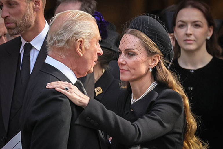 Oğlunu bile geri çekti sahneyi gelinine bıraktı... Büyük gecede sıcak bakışmalar