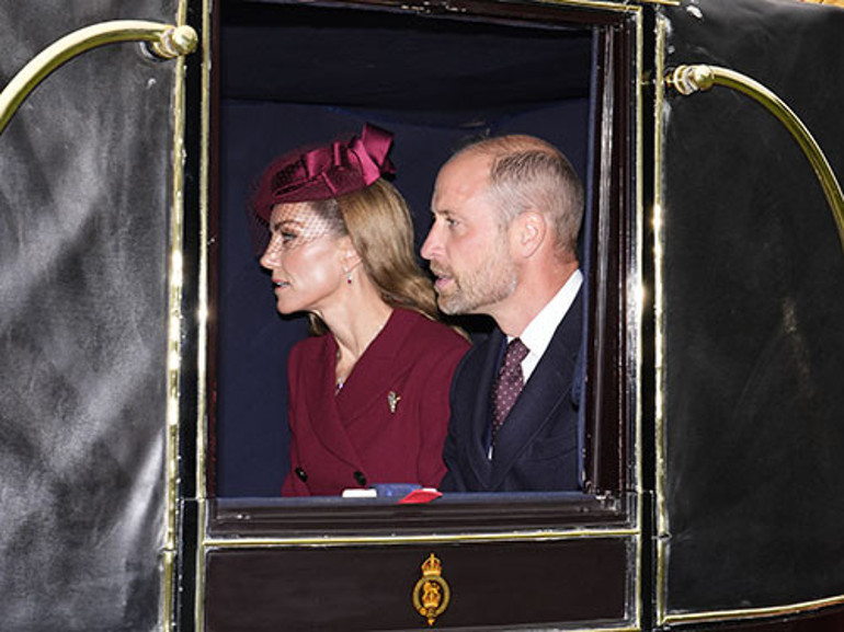 Oğlunu bile geri çekti sahneyi gelinine bıraktı... Büyük gecede sıcak bakışmalar