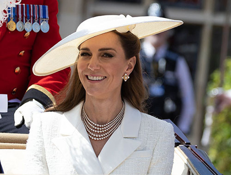 Oğlunu bile geri çekti sahneyi gelinine bıraktı... Büyük gecede sıcak bakışmalar