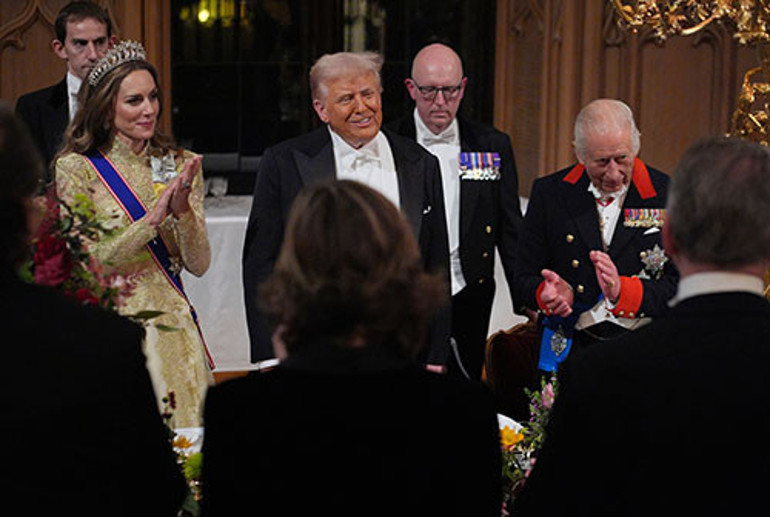 Oğlunu bile geri çekti sahneyi gelinine bıraktı... Büyük gecede sıcak bakışmalar