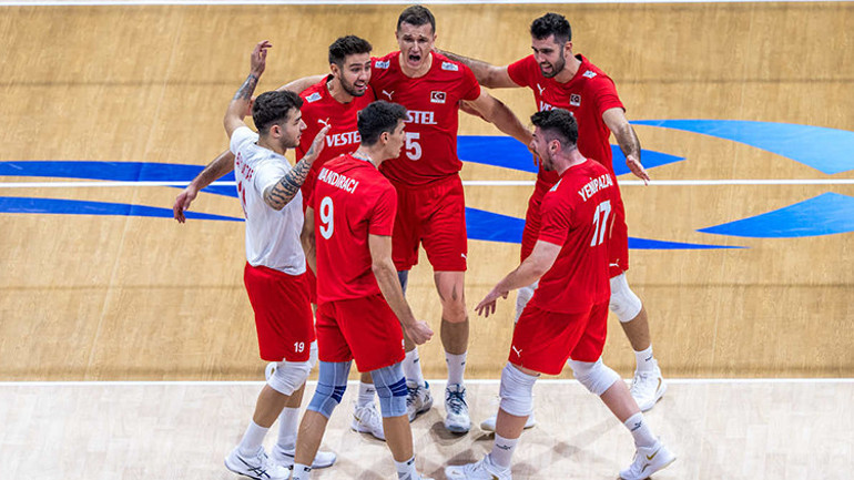 A Milli Voleybol Takımı saha içinde mücadele anı