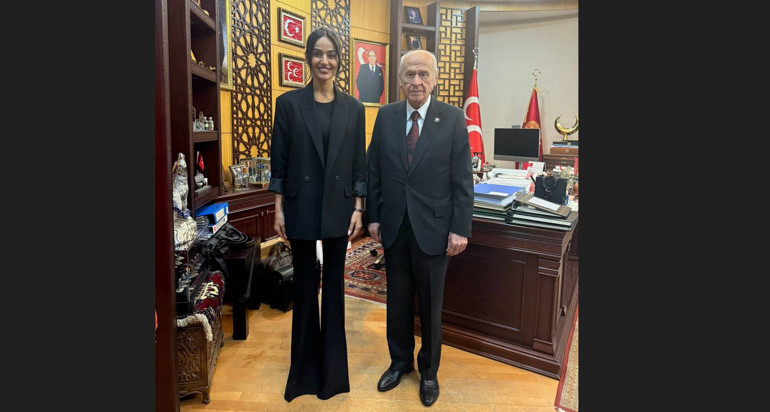 Canların Türküsü sanatçıları Devlet Bahçeli'yi makamında ziyaret etti