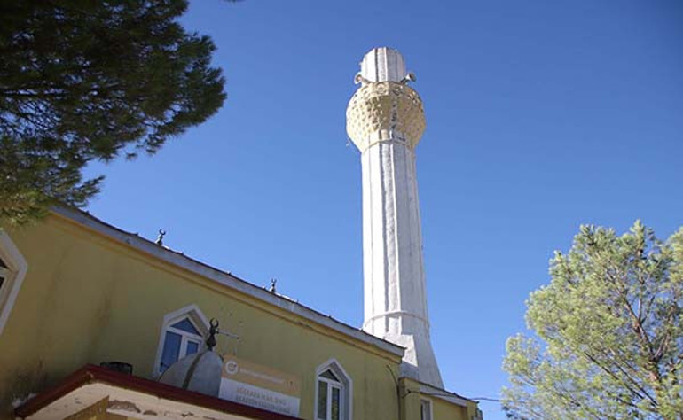 Fırtına sonrası çatısı zarar görmüş binalar
