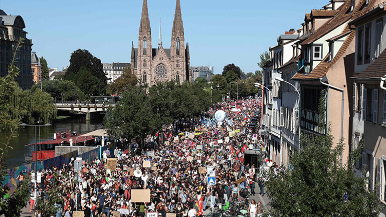 Fransa durulmuyor: Yüz binler sokağa çıktı Avrupanın yeni hasta adamı