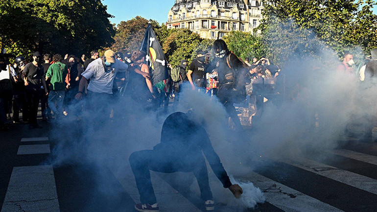 Fransa durulmuyor: Yüz binler sokağa çıktı Avrupanın yeni hasta adamı